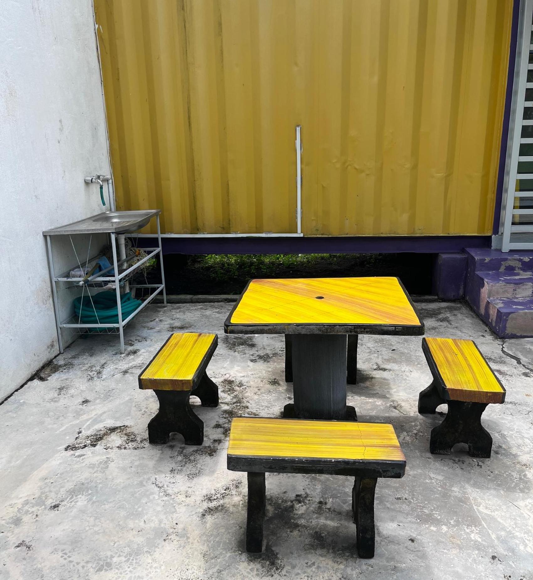 Purple Cube At Lumut Cube Homestay Kontena Exteriér fotografie
