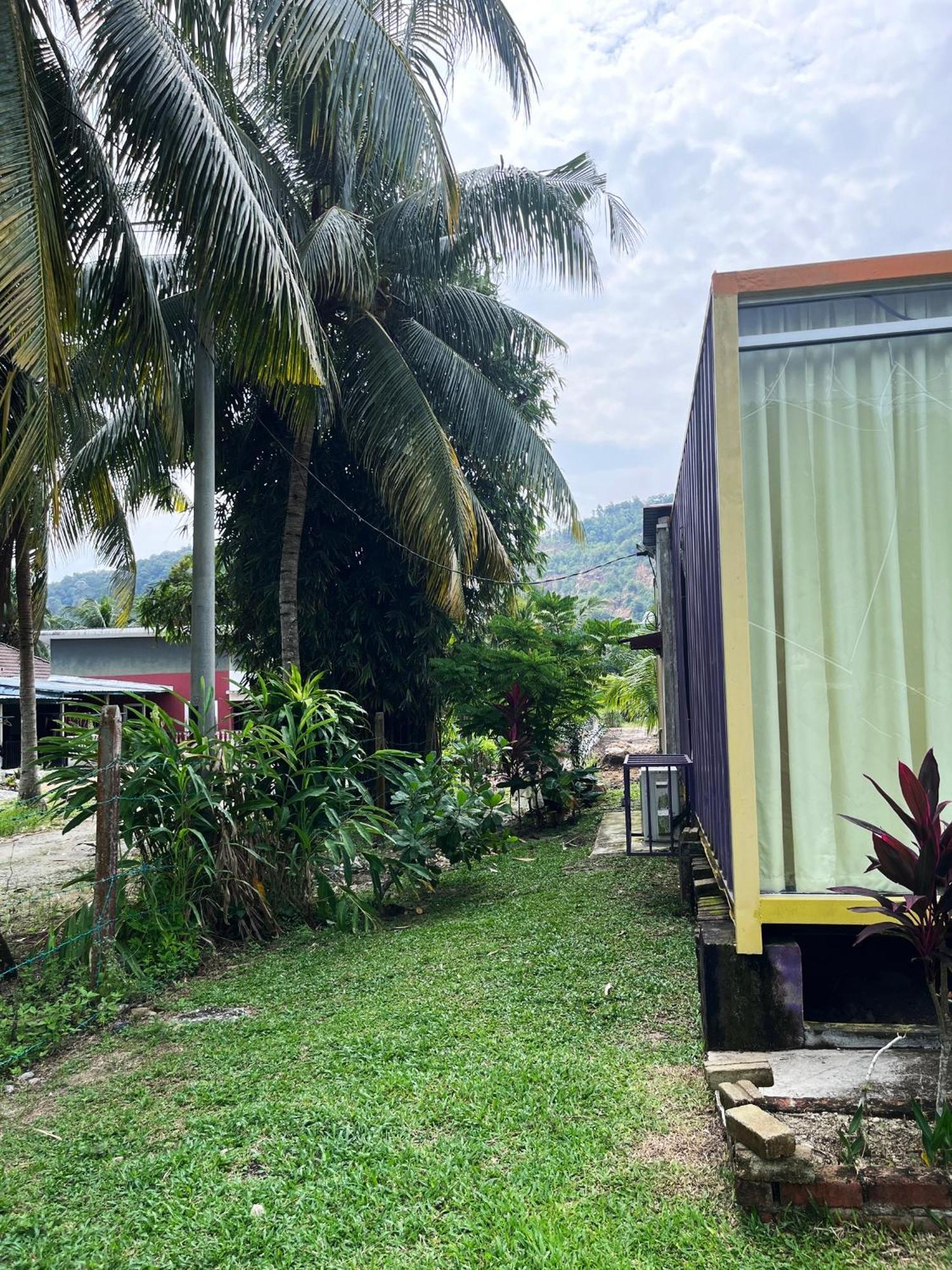 Purple Cube At Lumut Cube Homestay Kontena Exteriér fotografie